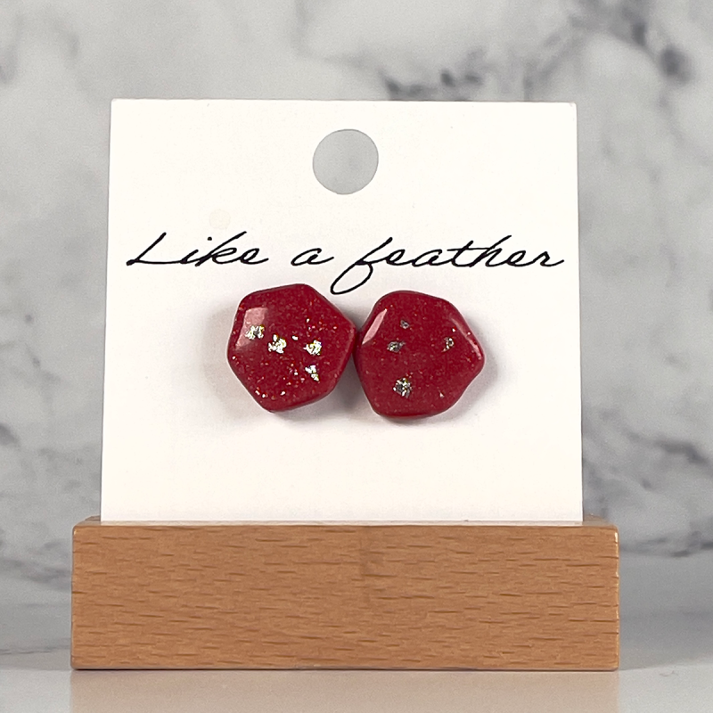 stud earrings shaped like hexagone, in dark red, silver colo