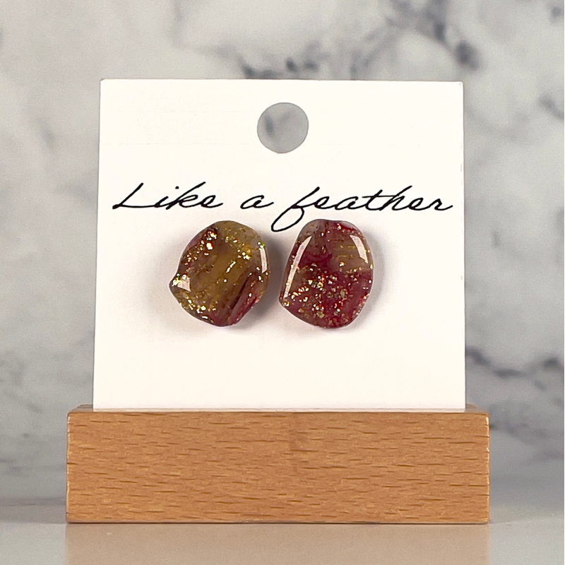 stud earrings shaped like pebble, in burgundy, beige, golden