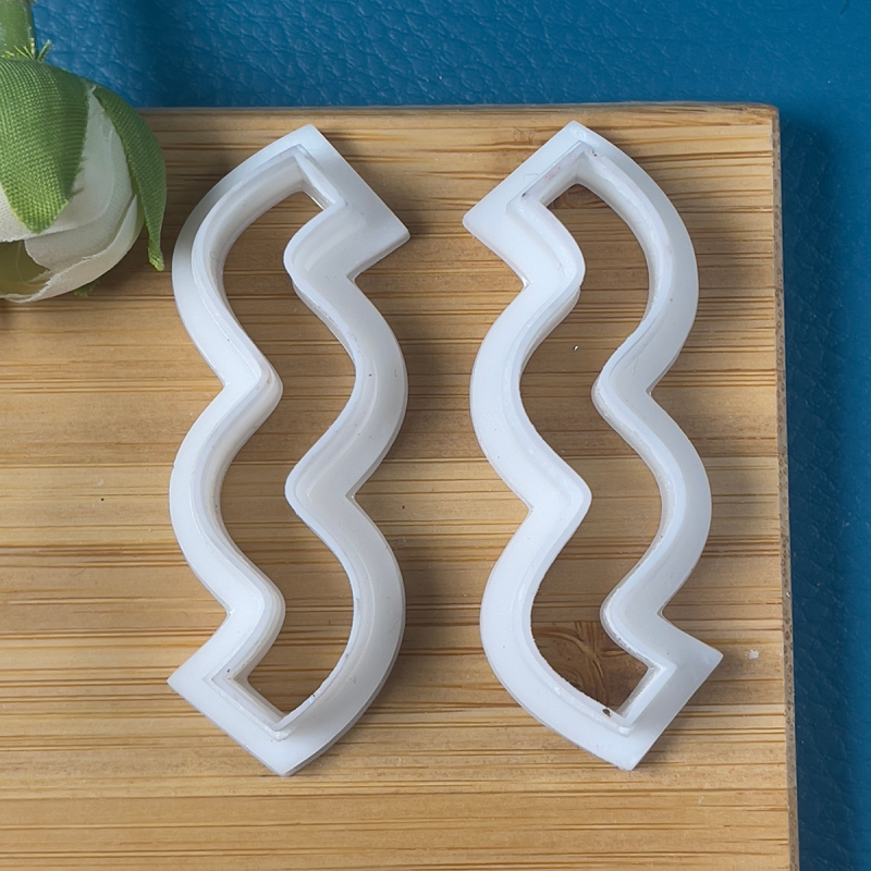 Cutter in the shape of zigzag (50 x 14 mm).