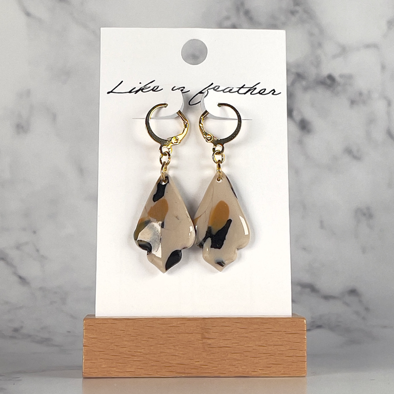 dangling earrings shaped like inverted amphora, in sand, bei