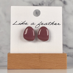 stud earrings shaped like pebble, in plum color.