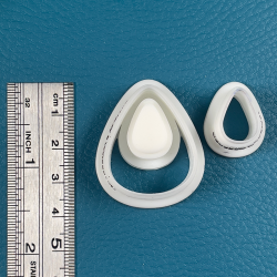 Cutter in the shape of egg (30 x 24 mm).
