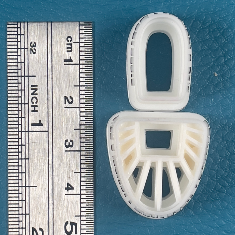 Cutter in the shape of two opposing half-ovals (Different av