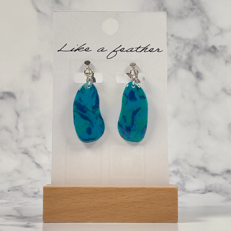 dangling earrings shaped like stone, in midnight blue, emera