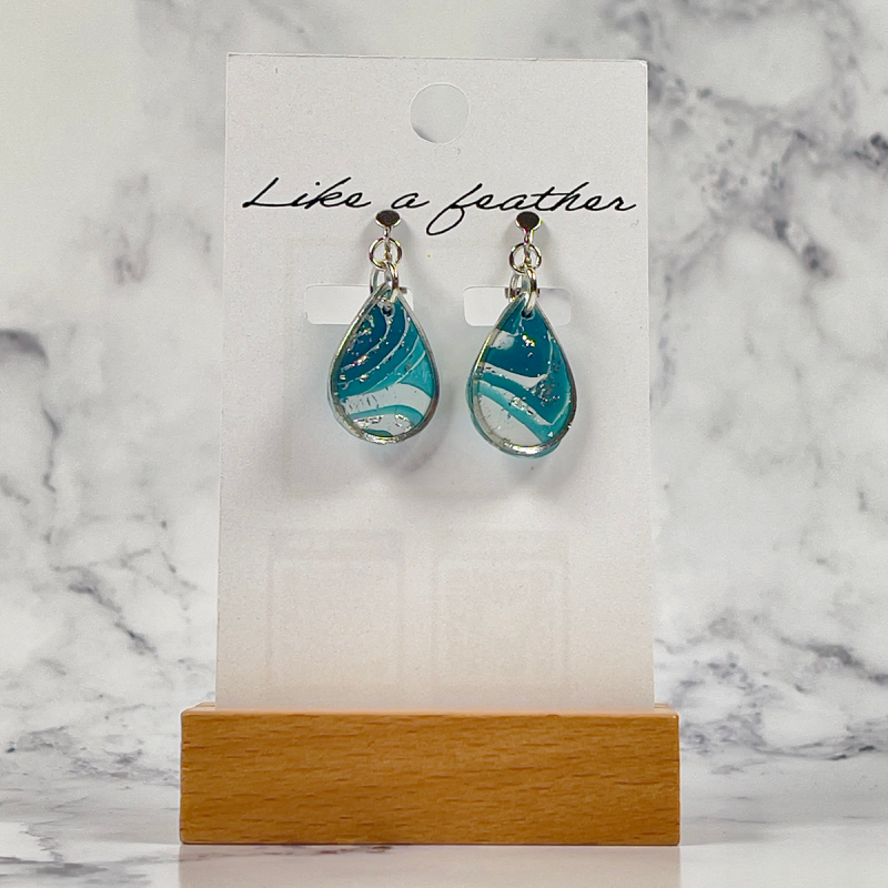 dangling earrings shaped like drop, in blue, white, silver c