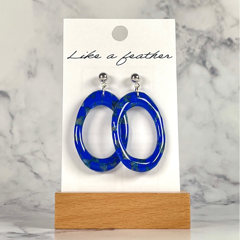 dangling earrings shaped like pierced oval, in blue, transpa