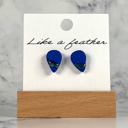 stud earrings shaped like drop, in blue, transparent colors.