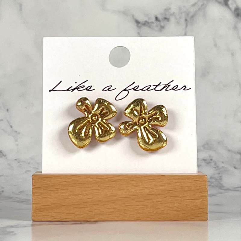 stud earrings shaped like flower, in Golden color.