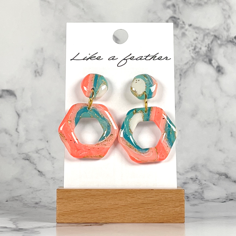 dangling earrings shaped like hexagone, in rose, blue, white
