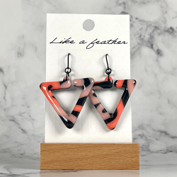 dangling earrings shaped like pierced triangle, in rose, neo