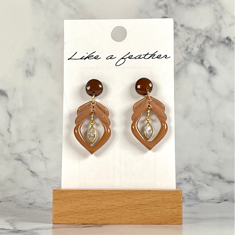 Boucles d'oreilles pendantes, de couleurs brune, beige.