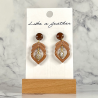 Boucles d'oreilles pendantes, de couleurs brune, beige.