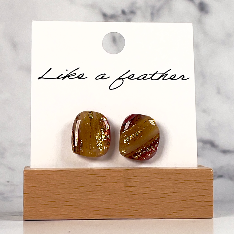 stud earrings shaped like organic, in beige, burgundy, golde