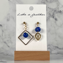 Boucles d'oreilles pendantes, de couleurs dorée, bleue, blan