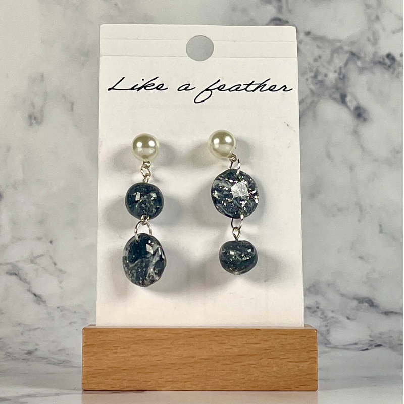 dangling earrings shaped like round and spherical, in black,