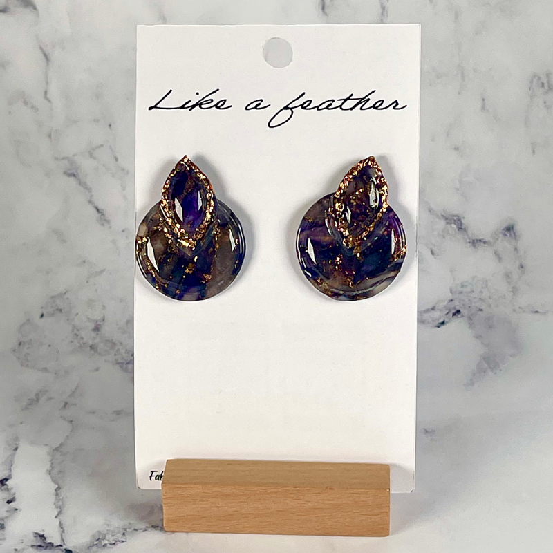stud earrings shaped like flower, in golden, purple, transpa