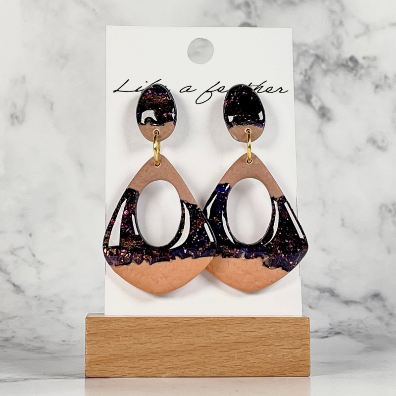 dangling earrings shaped like pierced rhombus, in brown, pur