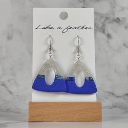 dangling earrings shaped like pierced triangle, in white, bl