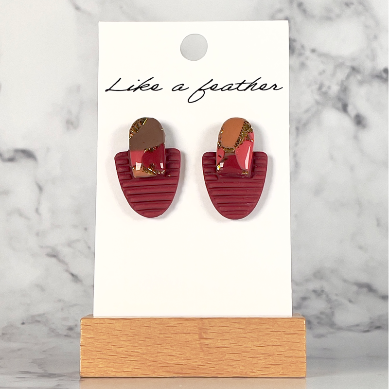 stud earrings shaped like half-oval and oval, in burgundy, m