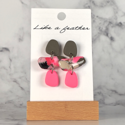 Hangende oorbellen, in de kleuren kaki, neonroze, beige.