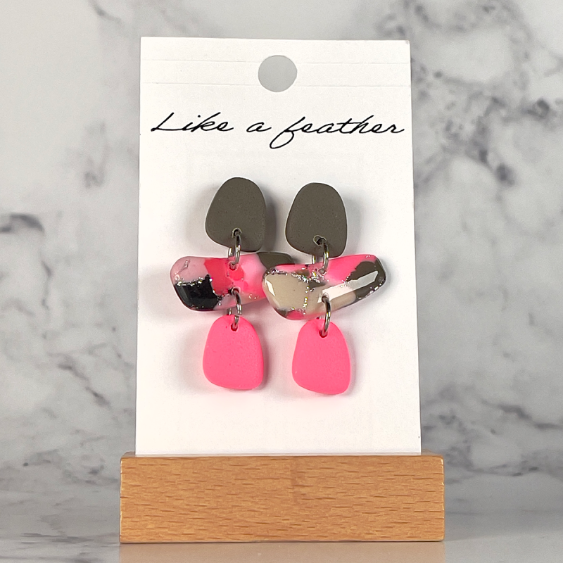 Hangende oorbellen, in de kleuren kaki, neonroze, beige.