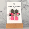 Hangende oorbellen, in de kleuren kaki, neonroze, beige.