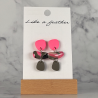 Hangende oorbellen, in de kleuren neonroze, kaki.