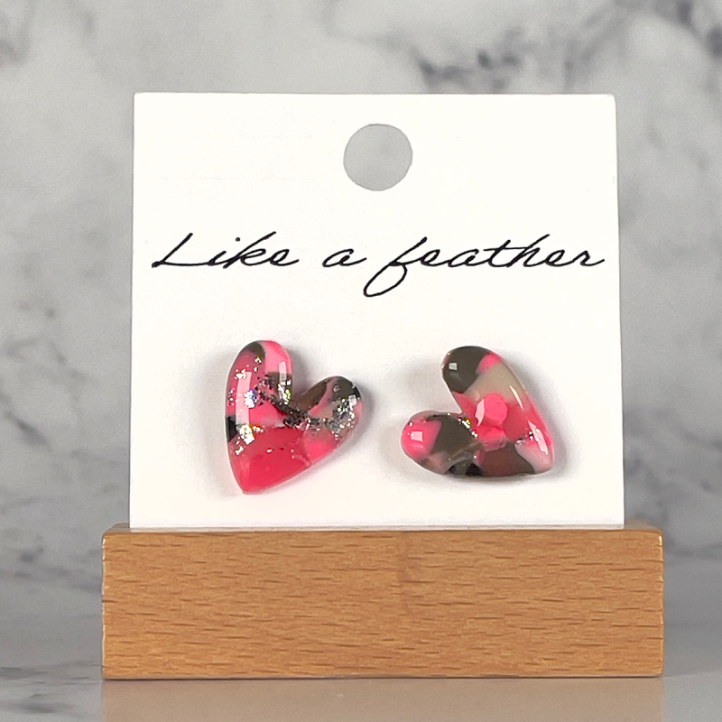 stud earrings shaped like heart, in rose, khaki, silver colo