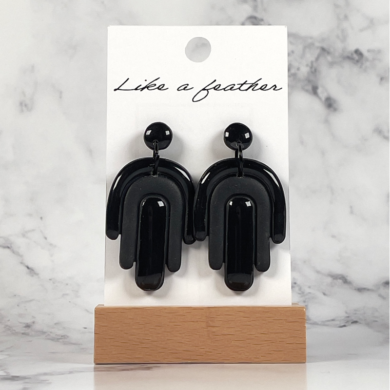 dangling earrings shaped like rainbow, in black color.