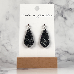 dangling earrings shaped like drop, in black, white, silver