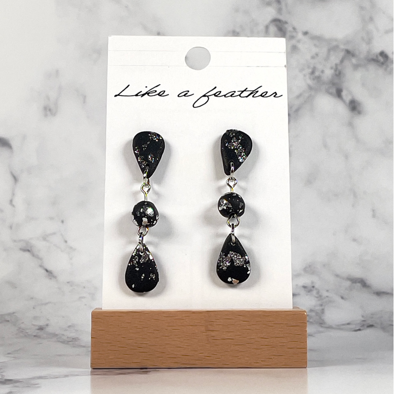 dangling earrings shaped like drop, in black, silver color.