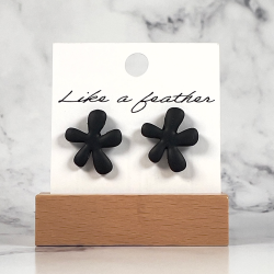 stud earrings shaped like flower, in black color.