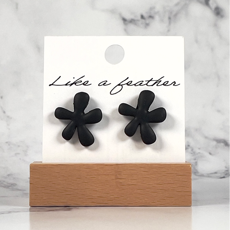 stud earrings shaped like flower, in black color.