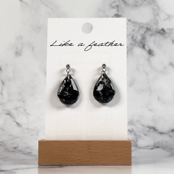 dangling earrings shaped like drop, in black, white, silver