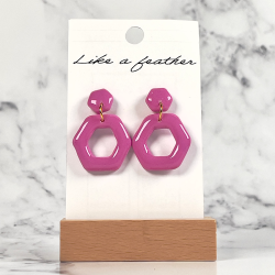 dangling earrings shaped like hexagone, in fuchsia color.