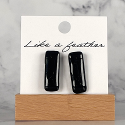 stud earrings shaped like rectangle, in black color.
